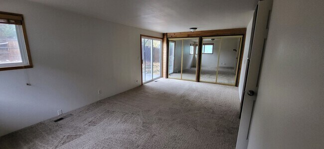Building Photo - 2 bed 1.5 bath Downtown Bend - Large Master - Fenced Yard