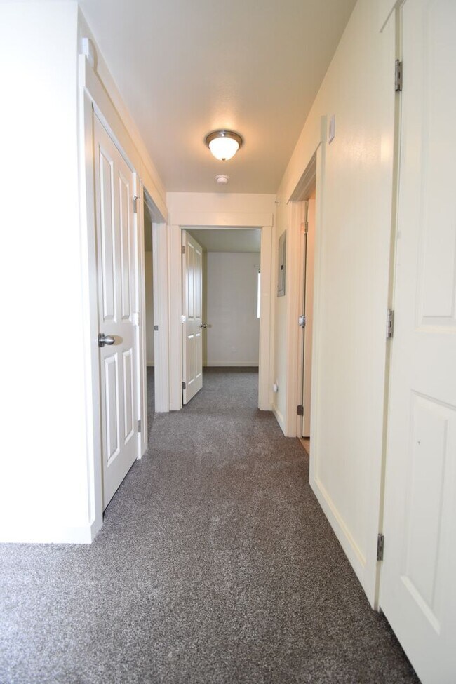 Building Photo - Centrally Located TOP Floor 2b w/ Private ...