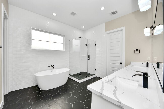 Building Photo - 127 E 38th St