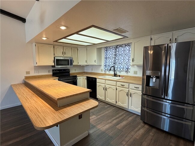 Building Photo - 883 Los Flores St