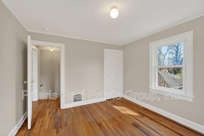 Building Photo - 715 E 60th St