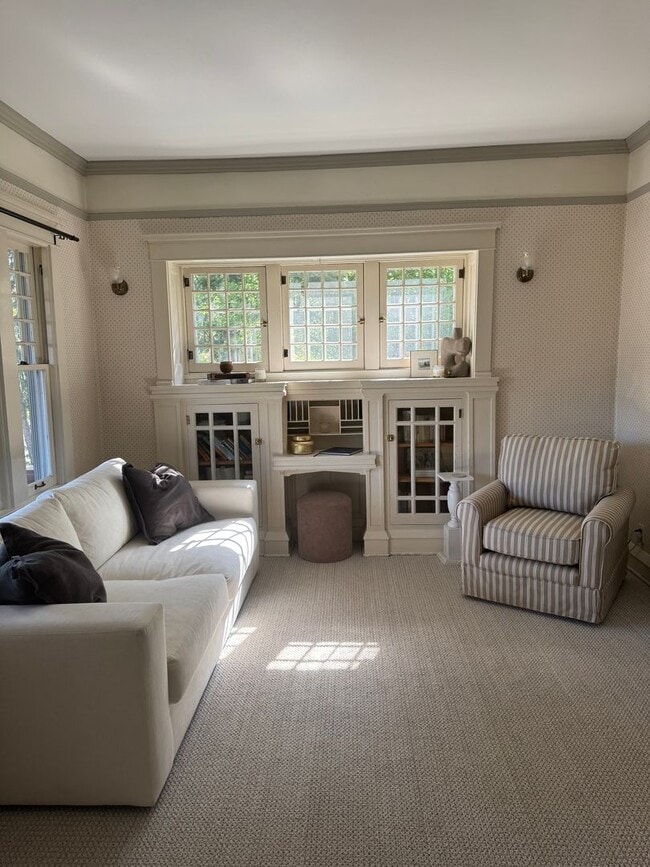 Building Photo - Beautiful Classic 4+ Bedroom 3,800 Sq. Ft....