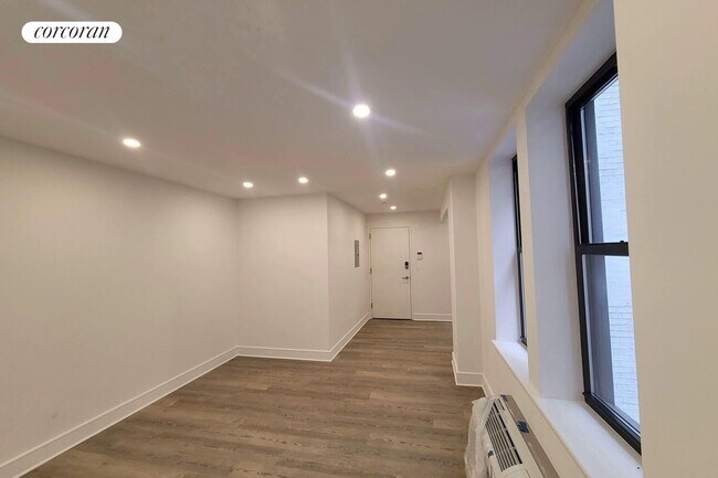 Building Photo - 45 W 81st St