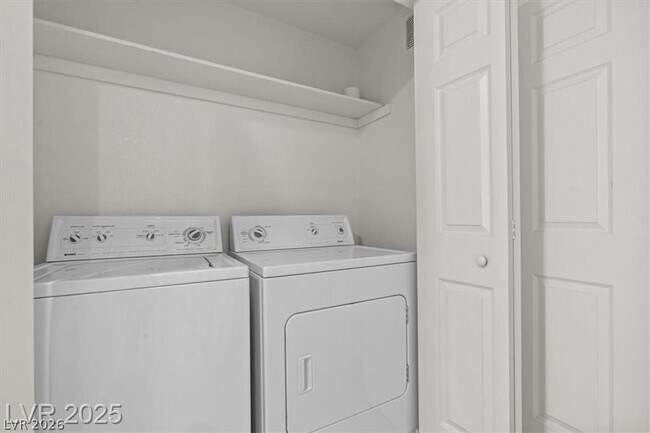 Building Photo - 664 Peachy Canyon Cir