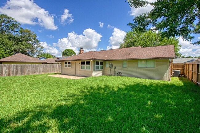 Building Photo - 3519 Saratoga Dr