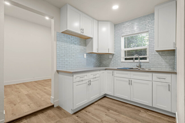 Building Photo - 1647 W 12th Pl
