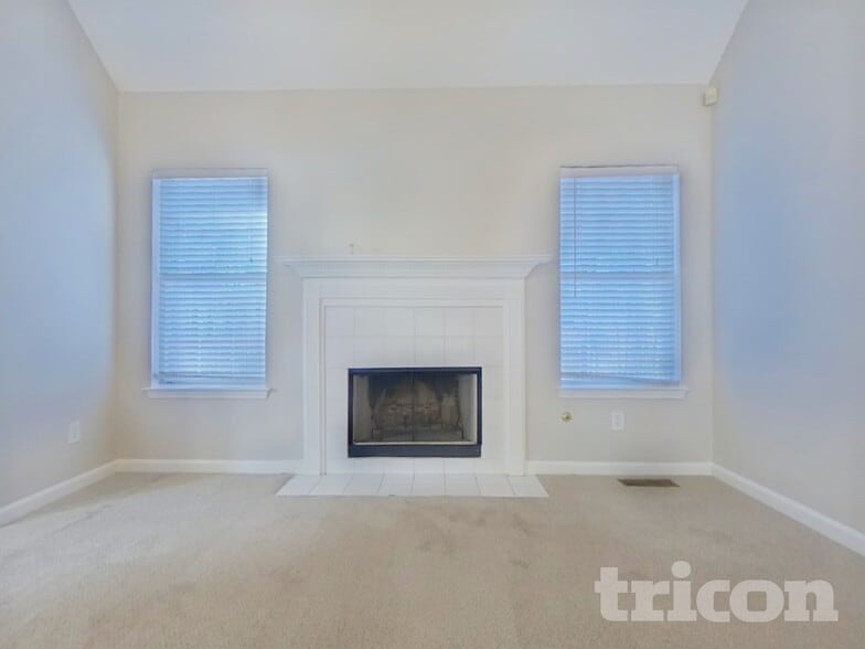 Building Photo - 6402 Hillview Ln