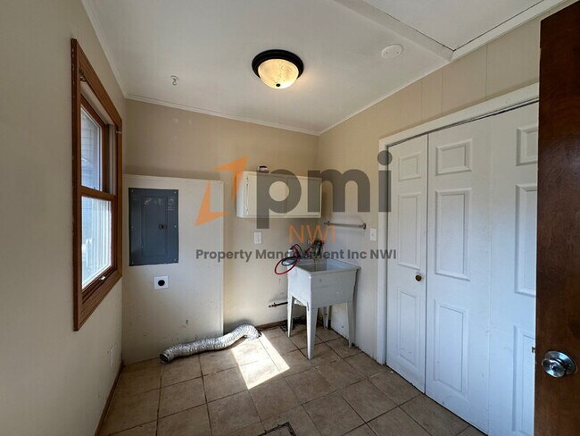 Building Photo - 202 E 250 S