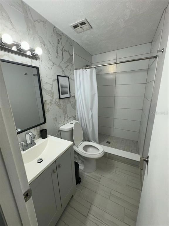 Building Photo - 1649 W Oak Ridge Rd