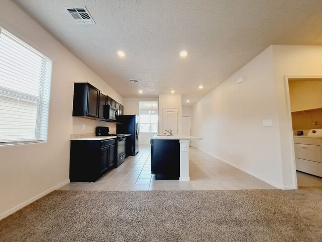 Building Photo - Beautiful 3 Bedroom 2 Bathroom located in Huning Ranch