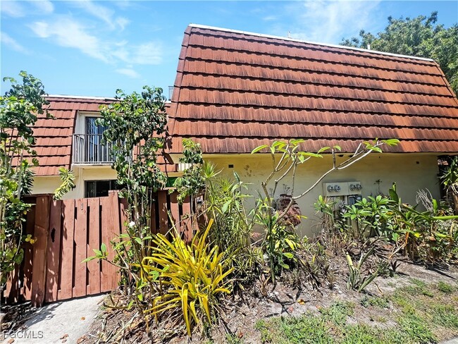 Building Photo - 5241 Cedarbend Dr