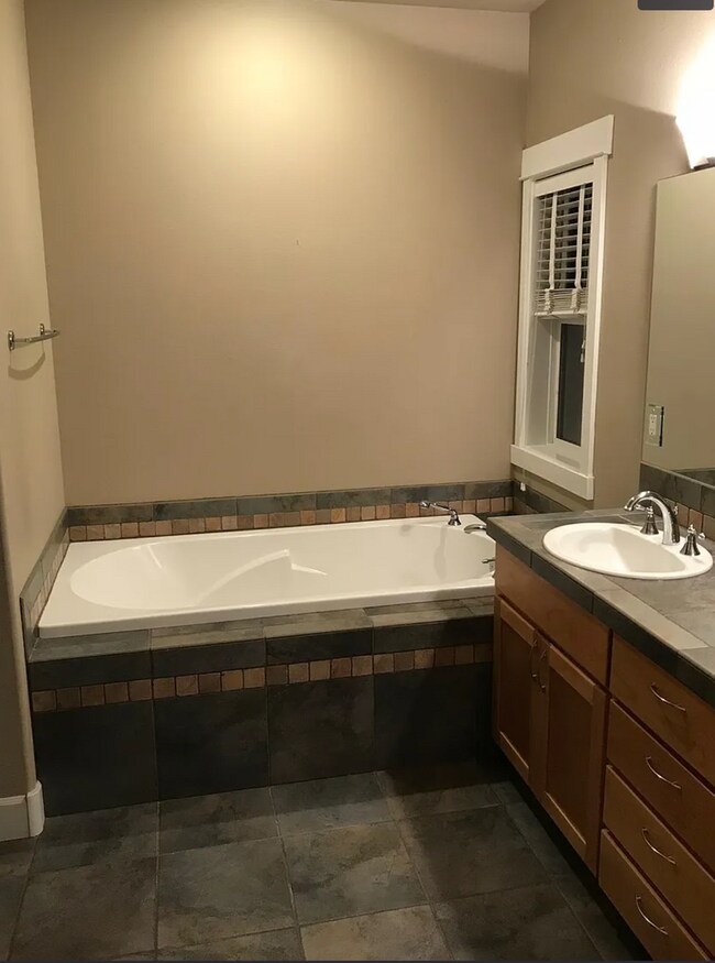 Building Photo - Home in NWX!!