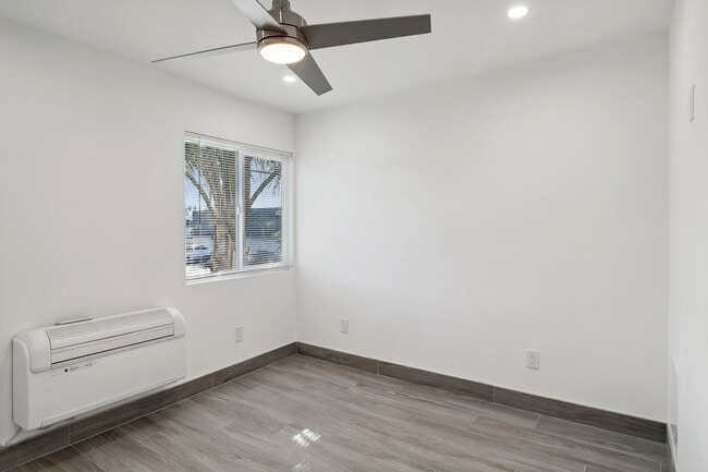 Building Photo - 340 N 1st St