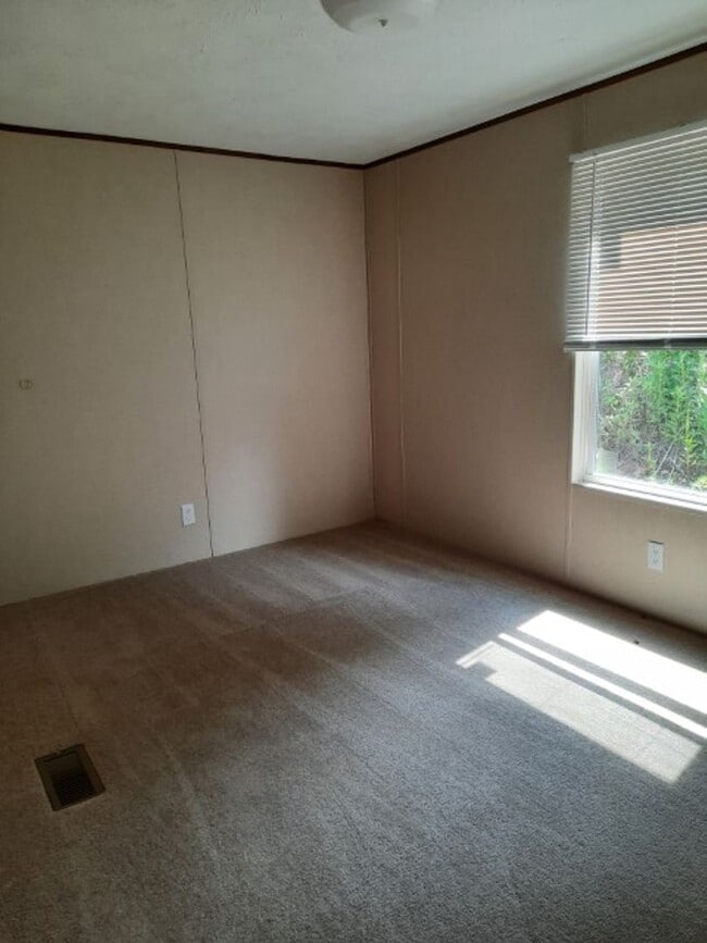 Building Photo - $1,000 - 2 Bedroom / 2 Bath Mobile Home in...