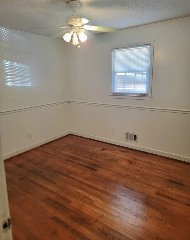 Building Photo - Spacious 3 bedroom without plenty of yard ...