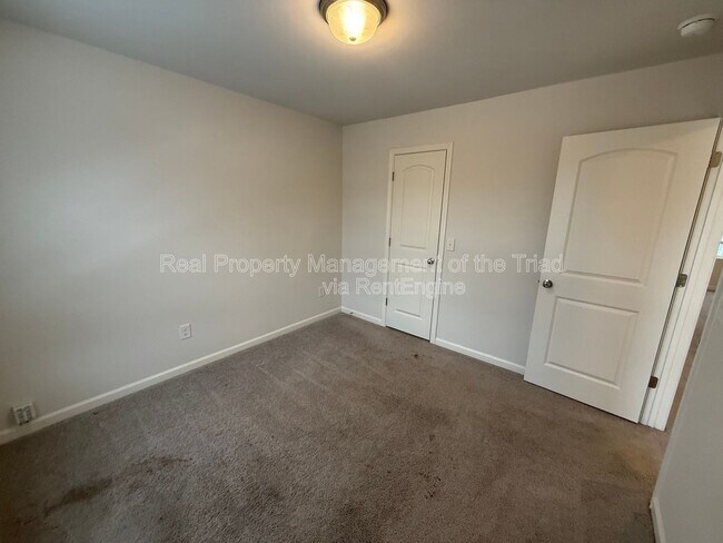 Building Photo - 3904 Vershire Ave