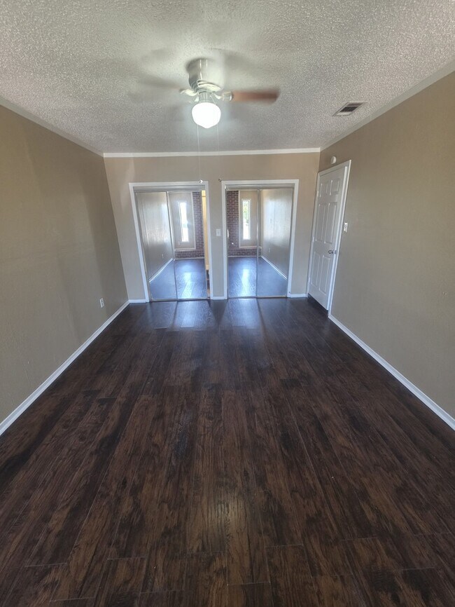 Building Photo - 711 Ruby Dr