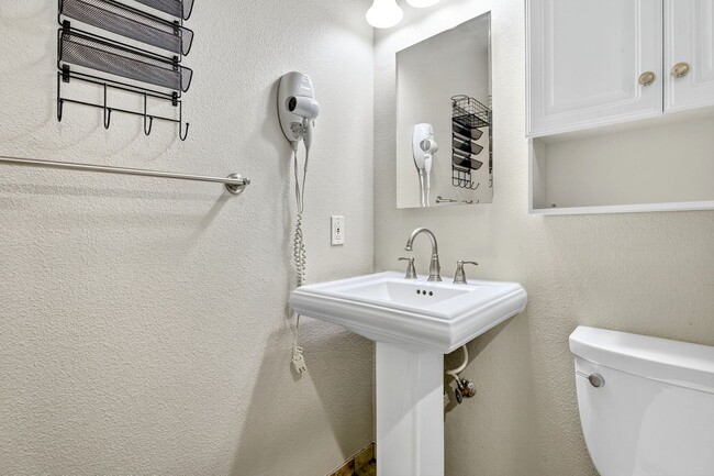 Building Photo - 13525 SW Roan Ct