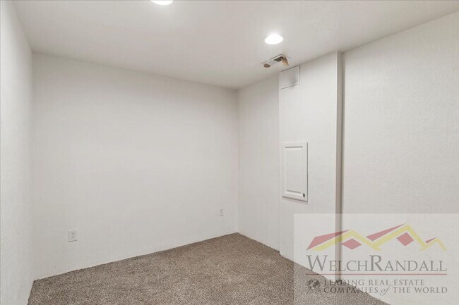 Building Photo - Your Modern, Spacious Retreat Close to Dow...