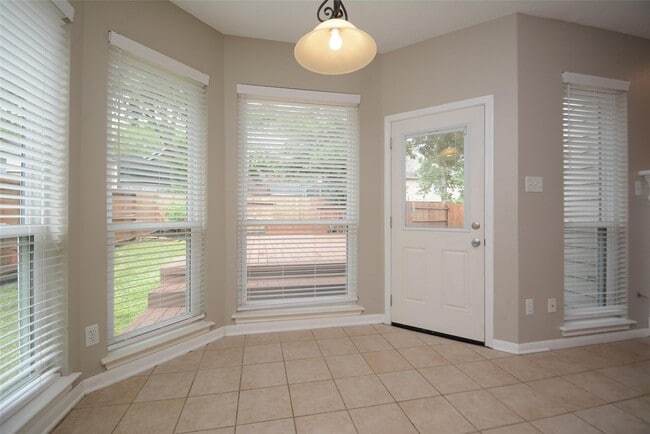 Building Photo - 5327 Willow Knoll Ct