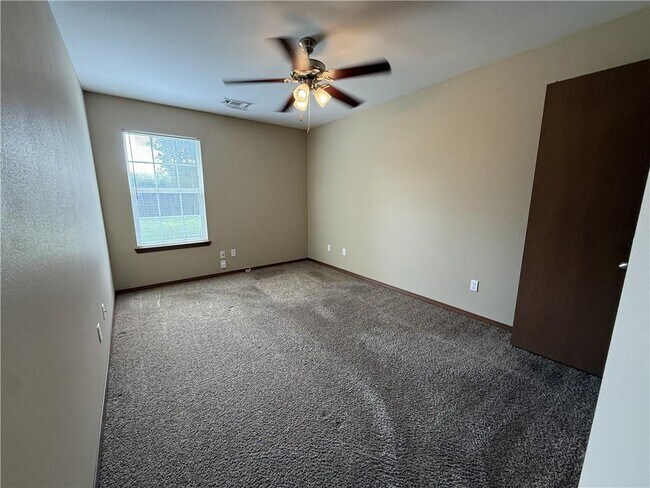 Building Photo - 213 Foxglove St