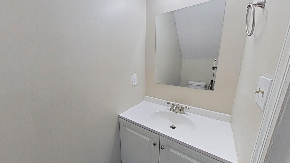 Building Photo - 717 Redland Dr
