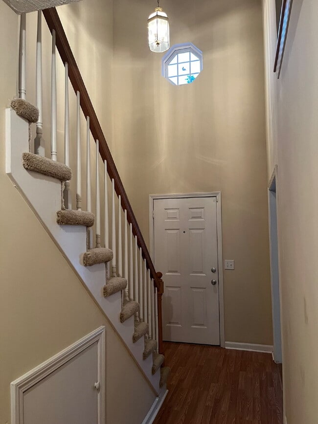 Building Photo - "Charming 2-Bedroom Townhouse with 2.5 Baths in Murfreesboro – Spacious 1,290 Sq Ft Living!"
