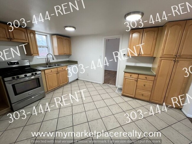 Building Photo - 2 Bedroom & 1 Bathroom Located in Denver!