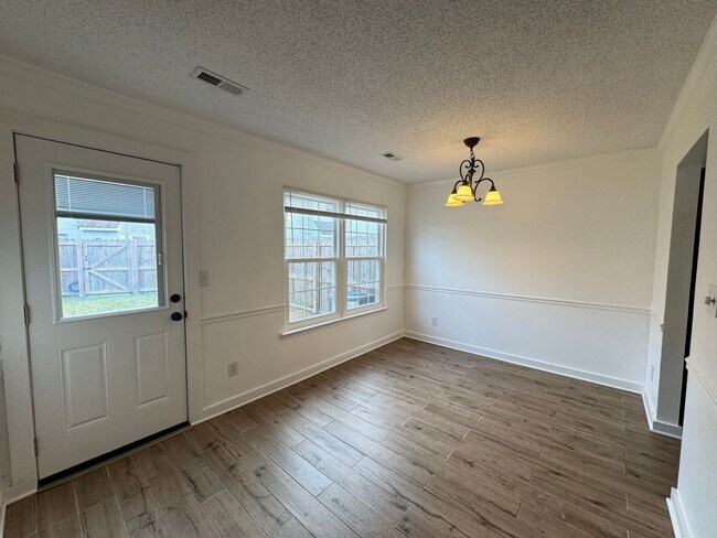 Building Photo - Cozy 3BR Townhome!