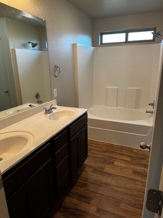 Building Photo - 2433 Stoneham Ct