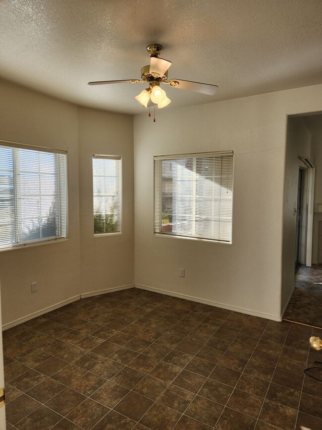 Building Photo - Rare Ground Level Unit - 2 Bed / 1 Bath w/private yard