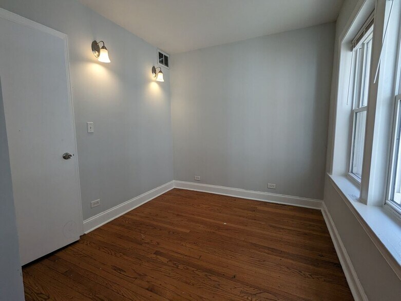 Building Photo - 5027 N Harding Ave