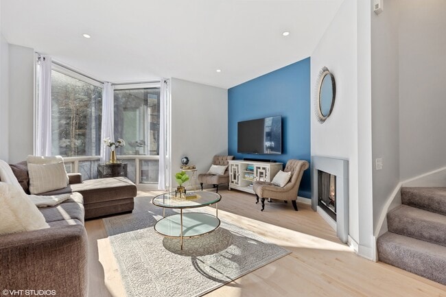 Building Photo - 1240 W Cottage Pl