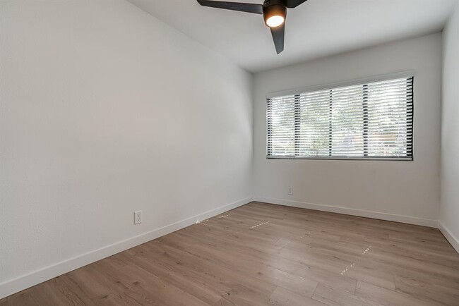 Building Photo - 568 W Quill Dr