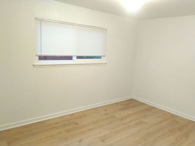 Building Photo - 3 bed 1 bath available in North Highlands!