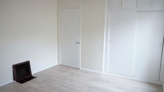 Building Photo - Spacious, modern, and bright! Love at first sight