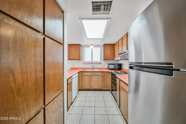 Building Photo - 5580 S Kings Ranch Rd