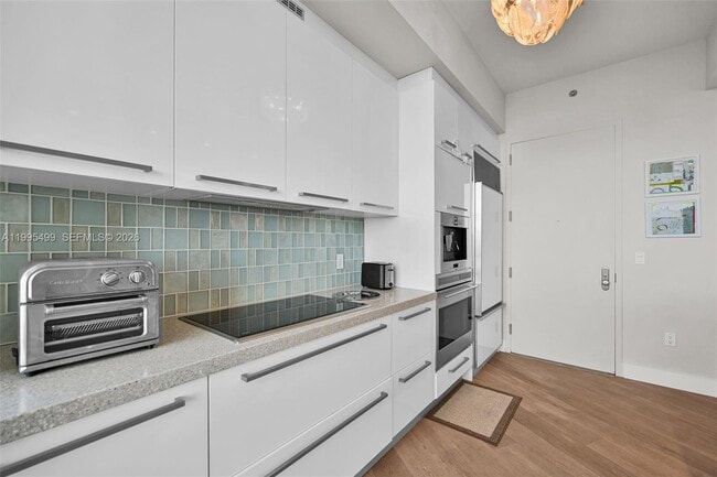 Building Photo - 15901 Collins Ave