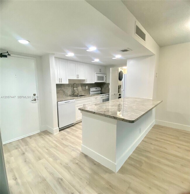 Building Photo - 240 Lakeview Dr