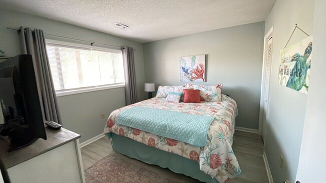 Building Photo - Nicely furnished 1 bedroom/1 bath 2nd floo...