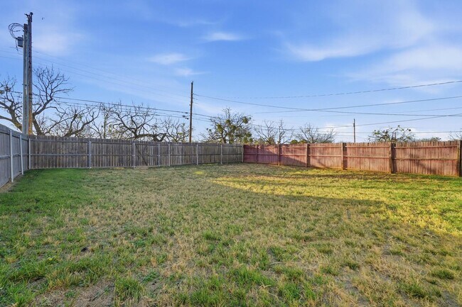 Building Photo - 2050 Lillius St