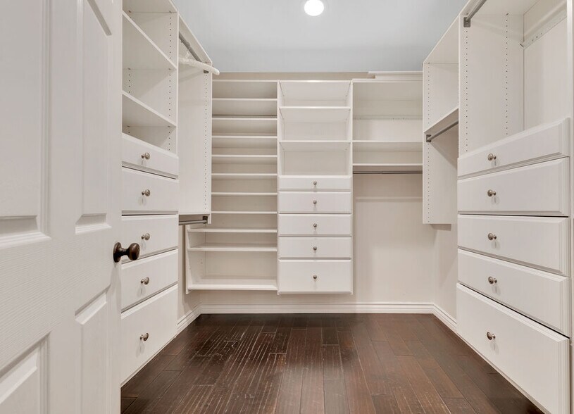 Building Photo - 4242 Van Nuys Blvd