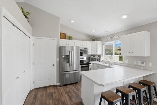 Building Photo - Gorgeous Lehi Home