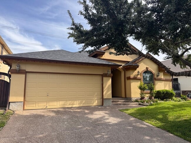 Building Photo - 705 Puig Dr
