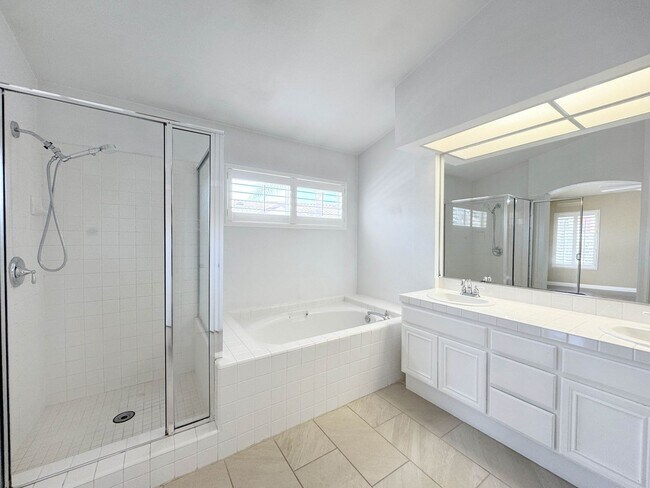 Building Photo - Your Next Home Awaits! Modern 4BR, 3BA Bea...