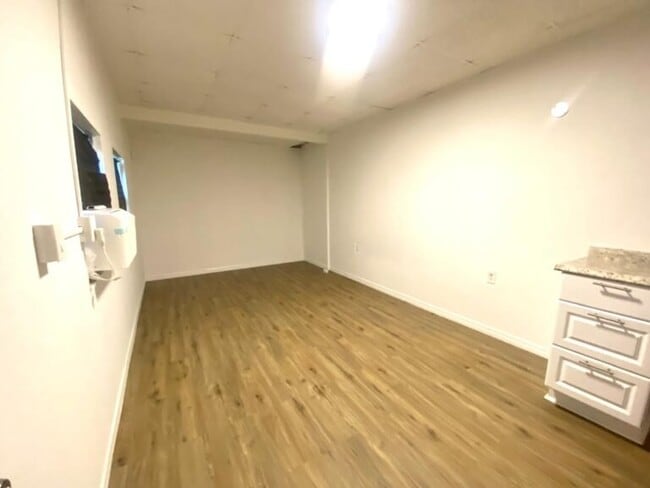 Building Photo - 6100 Tavendale Dr