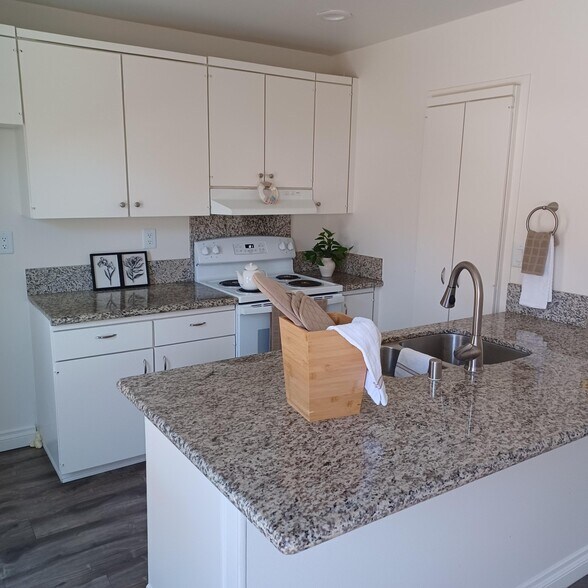 Building Photo - 4901 Heil Ave