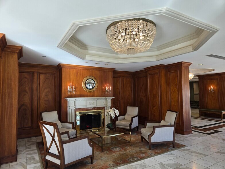 Lobby Area - 5450 Whitley Park Ter