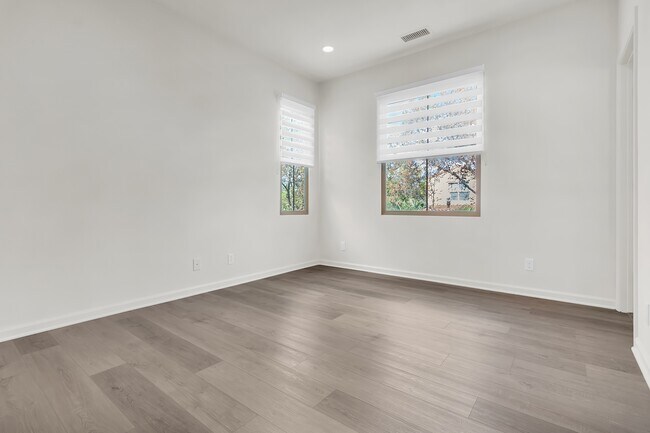 Building Photo - 72 Tulip