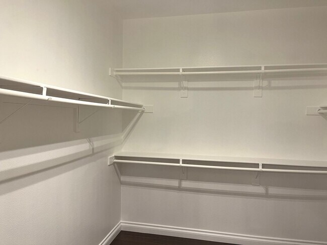 Building Photo - Remodeled, first floor 1428 sq ft, 2 bed+ ...